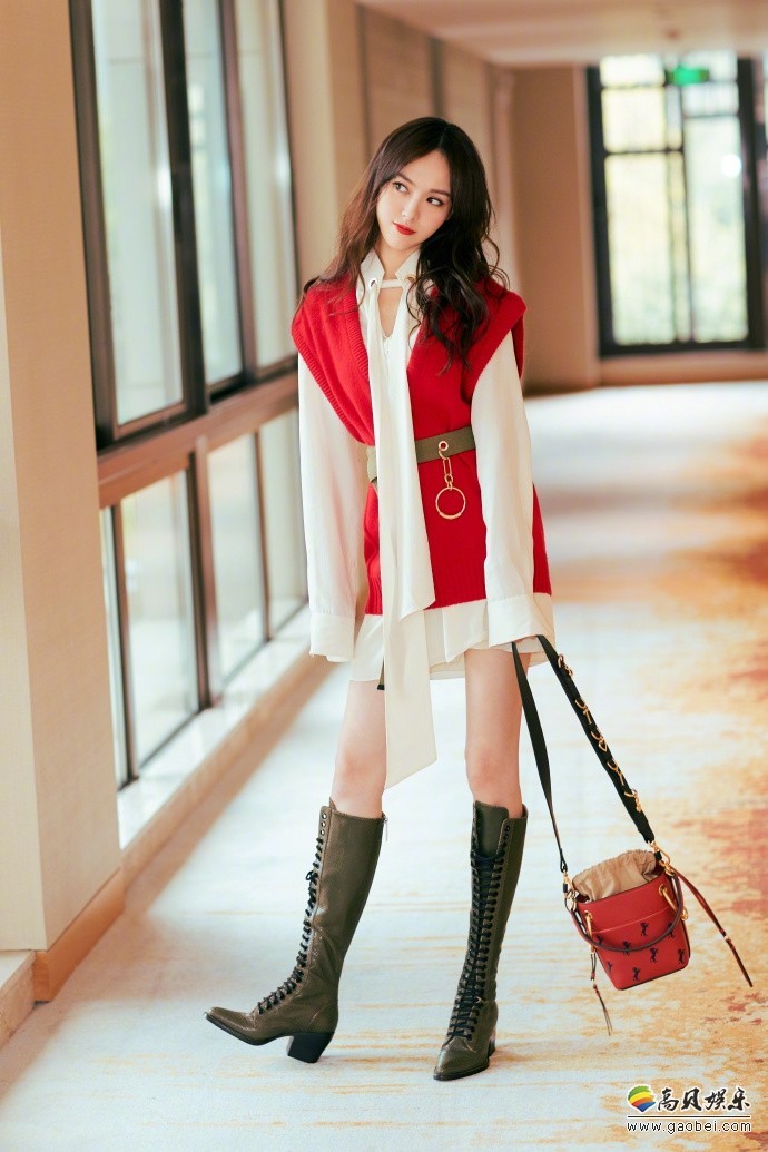唐嫣出席某活动：红色针织衫白色衣袖领带飘逸自然！动静皆宜仙女气质