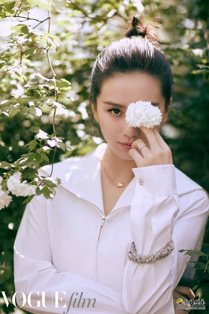 刘诗诗最新时尚大片曝光：照片中，刘诗诗手持鲜花，与花斗艳面容俏丽