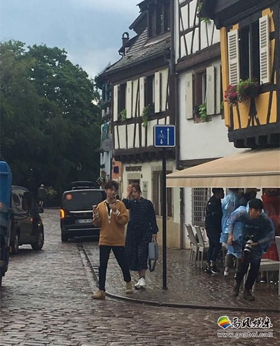 网友偶遇赵薇、王俊凯录制《中餐厅2》：赵薇休闲舒适，王俊凯清爽帅气