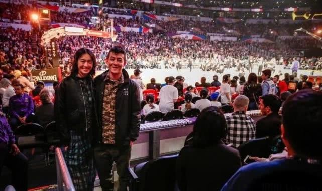 陈冠希带着妻子秦舒培和女儿Alaia现身NBA总决赛：一家三口现身大屏幕