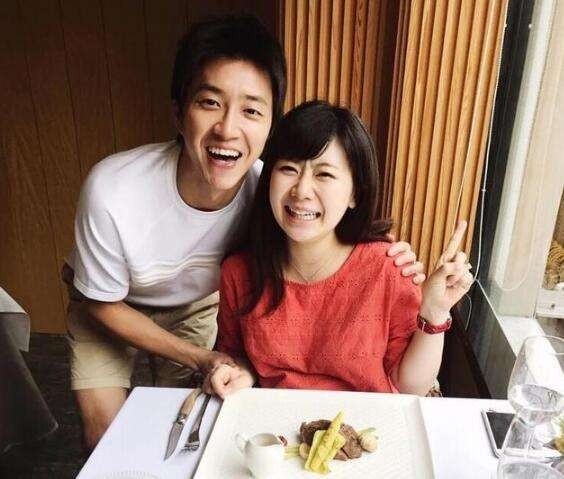 福原爱晒出与老公江宏杰、陪练金惠美和私人教练汤媛媛合影照：心情不错