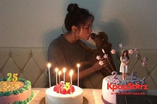 惠利表达了生日感言  和伴侣犬亲嘴三个蛋糕