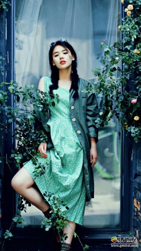 马思纯晒出美图：身格子长裙配黄色帆布鞋漫游重庆街头，文艺气息浓烈