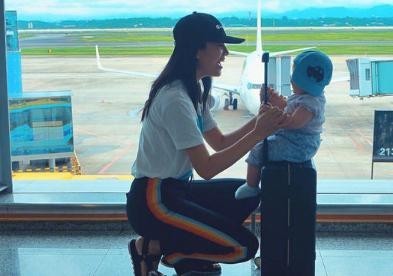 朱丹微博晒出和女儿一起去旅行的照片：宝宝坐在行李箱，肉嘟嘟超可爱