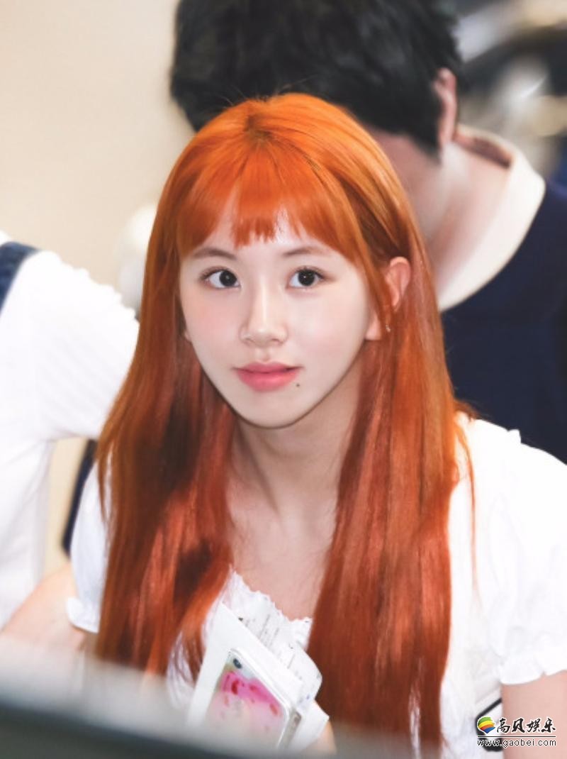 TWICE彩瑛日本公演出国展现焕然一新发色：被BLACKPINK LISA粉丝炮轰