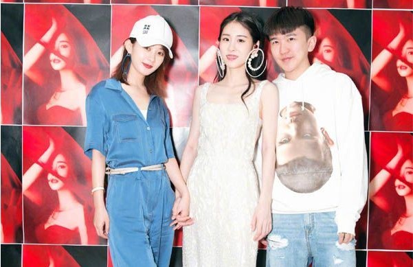 张碧晨在微博晒出演唱会后台与赵丽颖、张大大合影照：同框合体大玩亲亲