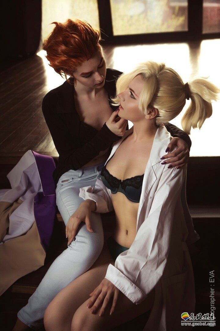 《守望先锋》莫伊拉×天使cosplay：角色分别由俄罗斯coser小姐姐负责