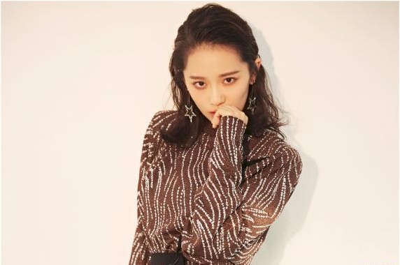 海报中,张菁扮演者王禛长鞭红衣,对书中形象的还原度颇高;目光凛冽但