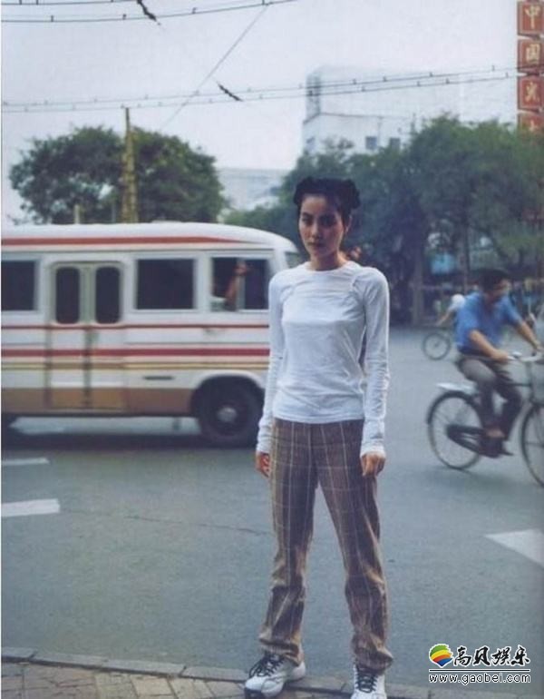 王菲1997年杂志写真被翻出：日系复古色调非常的有感觉！洋溢着青春气息