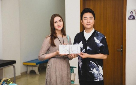 李玉刚演唱会演出彩排突降后：台为粉丝送惊喜！俄罗斯美女粉丝激动落泪