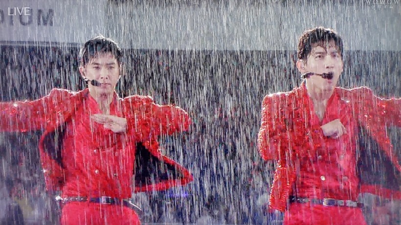 东方神起'LIVE TOUR～Begin Again～'演唱会：现场冒雨带来高质量演出