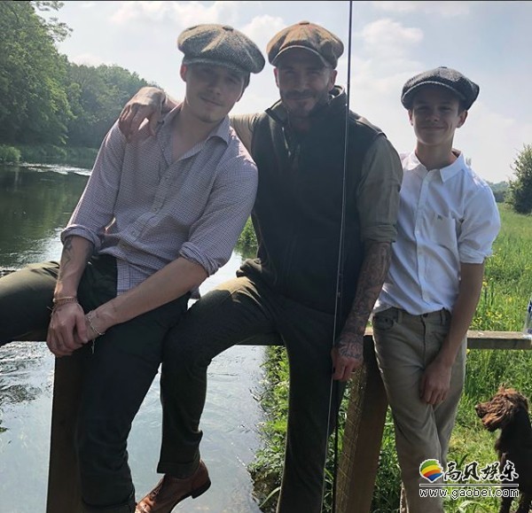贝克汉姆晒出和两个儿子悠闲垂钓照片：父子三人英伦范儿十足悠闲垂钓