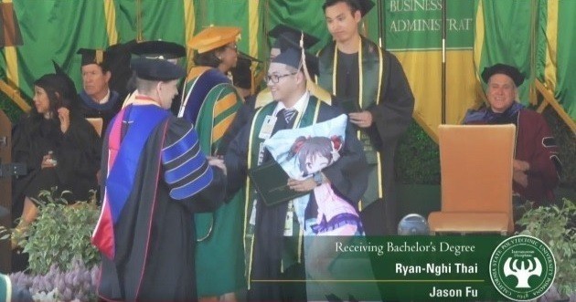 美国加利福尼亚州立理工大学生带着动漫“老婆”抱枕上台领取毕业证