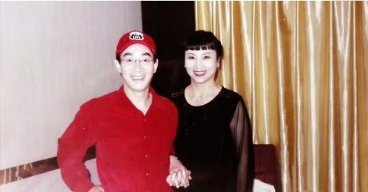 六小龄童微博上传照片：展示与妻子于虹从年轻到近况，看起来十分温馨