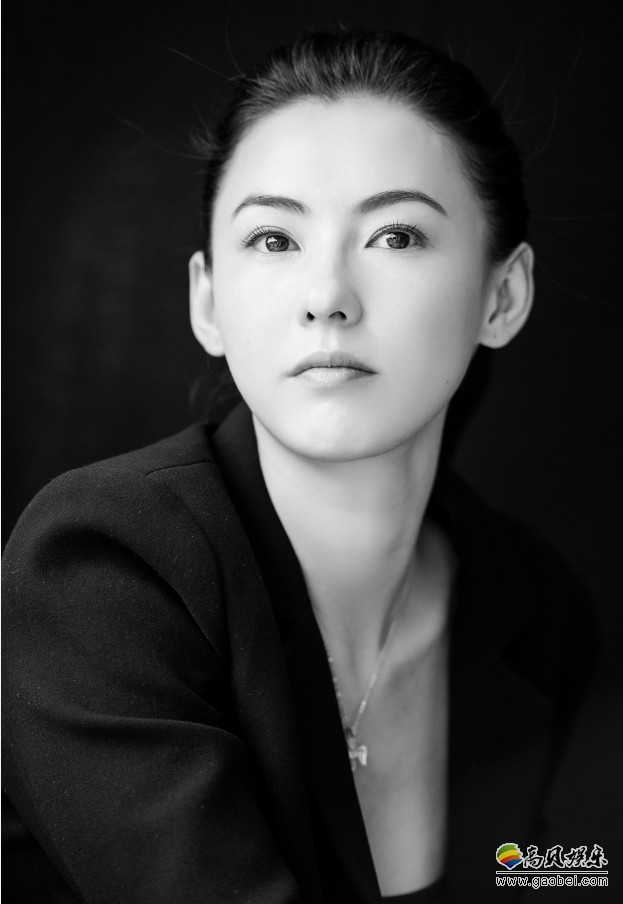 张柏芝黑白写真：身穿黑西装、头扎高马尾！干练魅力，眉眼间尽显英气