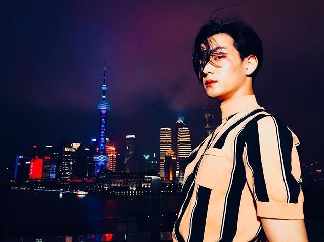 日本演员龙星凉上海粉丝见面会：夜游上海外滩！分享酷炫街拍赞美夜景