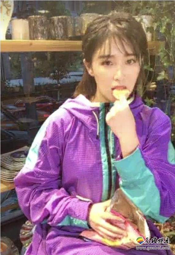 阚清子做客直播节目与网友们互动方式进行零食分享：让网友们期待已久