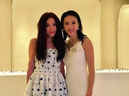 温碧霞微博晒出照片：与黎姿相拥合影，笑容满面，仙气十足“女神聚首”