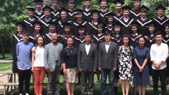 2014级北影表演系毕业生合影：小哥哥姐姐摆出pose，青春洋溢潮气蓬勃