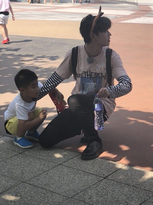 网友迪士尼偶遇李希侃和小鱼儿：据悉他们是在录制《不可思议的妈妈2》