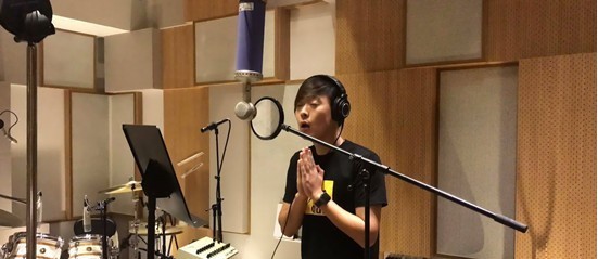 张桐晒出在录音棚录歌照片：自黑自己前一秒还在嘚瑟，后一秒立马蒙圈
