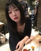 雪莉身穿黑色修身上衣大v字领小露春光  十分有料
