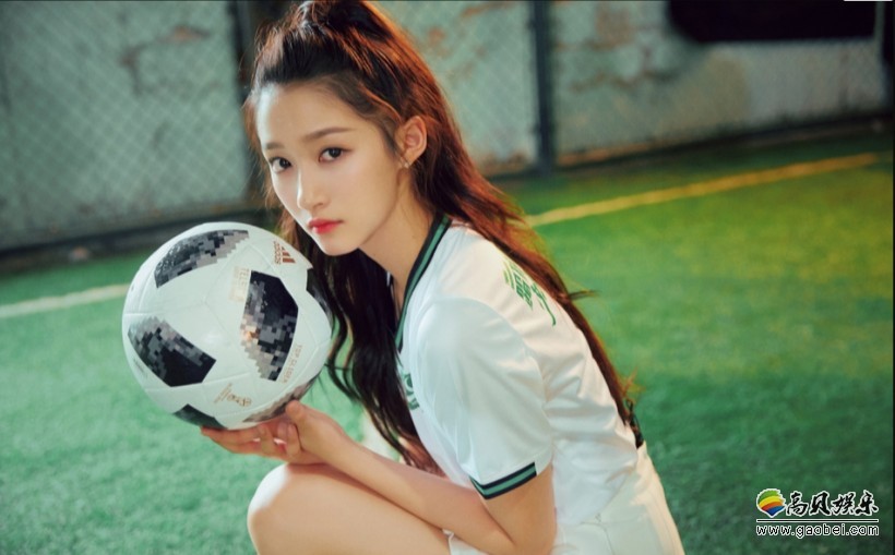 关晓彤活动写真照曝光：化身“足球宝贝”身穿超短裙大秀美腿，十分养眼