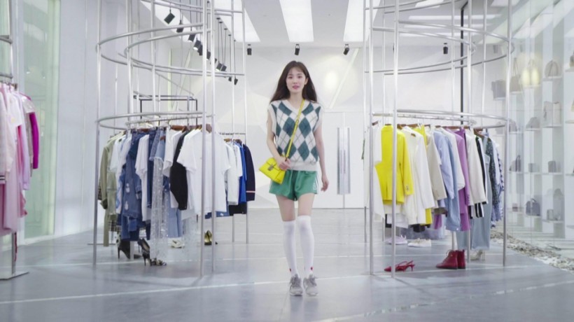 杨幂微博发布#明星制片人微计划#个人短视频项目《LOOK@幂》首期正片