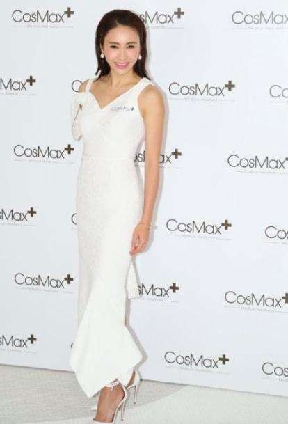 黎姿晒出照片：一袭白裙出席活动！分享与林保怡、郑伊健、温碧霞合照