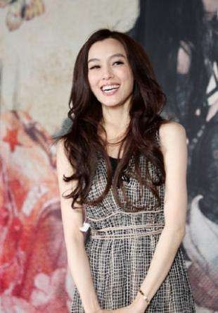 范玮琪晒出自拍：整体搭配简单大气，背景似在商场内，看起来状态轻松