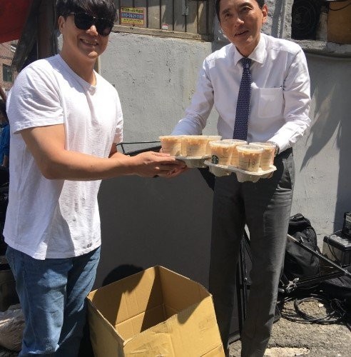 成始璄与松重丰的合影发布到了电视剧的官方推特