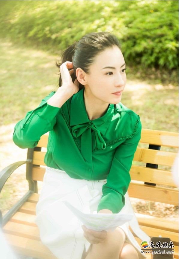 张柏芝写真照：清爽干练职业套装搭配黑色手袋！尽展职场女性优雅魅力