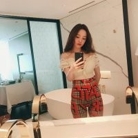 具荷拉公布近照  小露香肩长发披散显得格外美丽动人