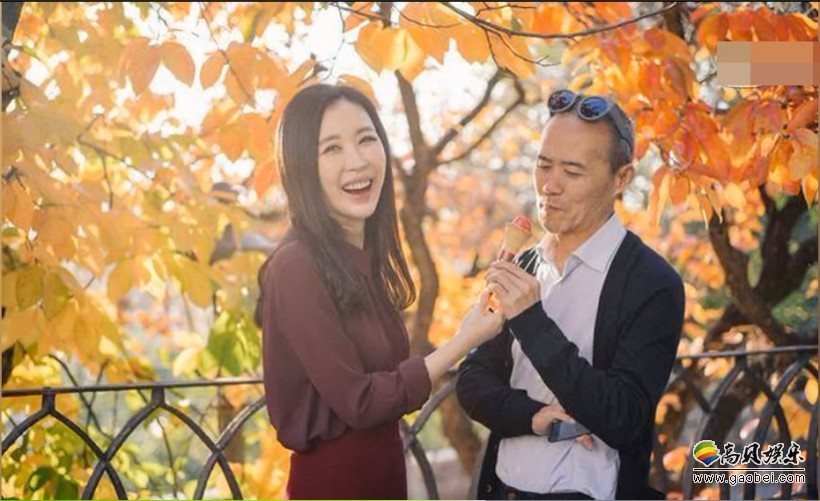 商业大佬王石和田朴珺甜蜜写真：骑自行车穿梭落叶林中，画面恩爱温馨