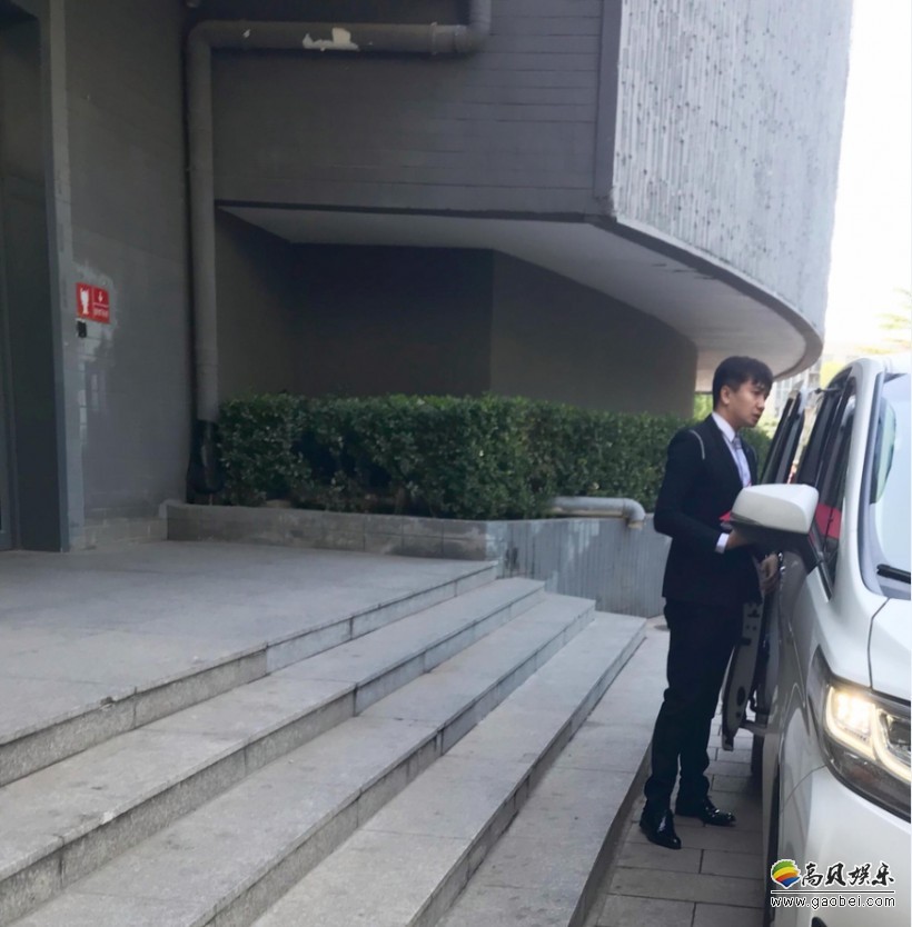 翟天临出现在北京电影学院：身着黑色西装，据悉他这是去参加博士答辩