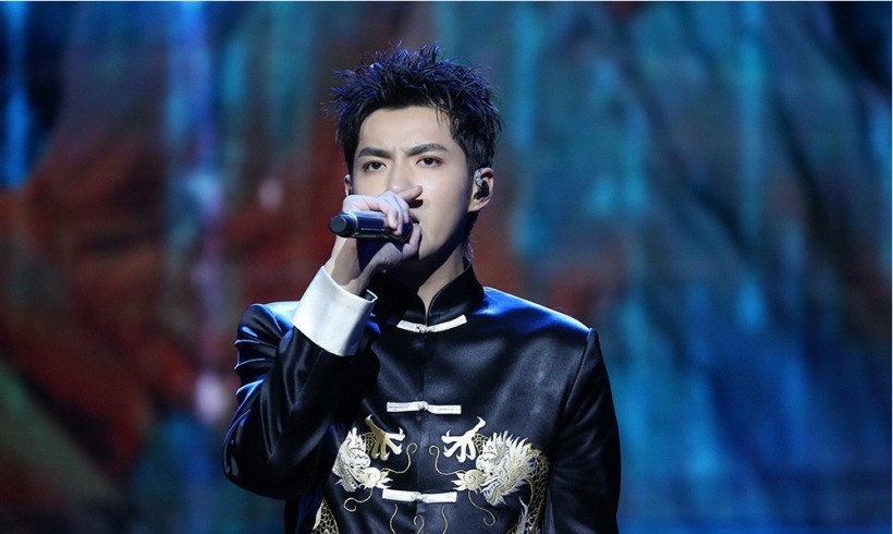 吴亦凡作为上合组织国家电影推介大使：身着龙纹刺绣唐装出席开幕典礼