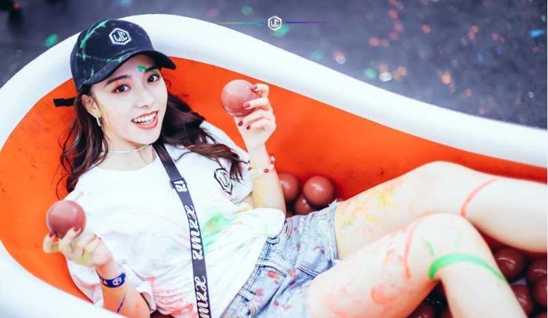 吴静怡加入第二届Life in Color色彩派对：为现场增添年轻血液青春力量