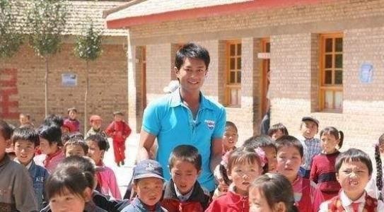 古天乐第99所希望小学举行竣工典礼仪式：该所希望小学建立在广西苍梧