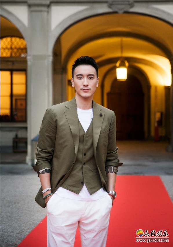 王阳明佛罗伦萨时尚大秀：“时尚风向标”连看秀时认真表情都魅力十足
