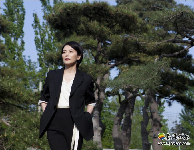 俞飞鸿留短发造型后就转型成“女攻”干练短发搭配帅气西装显酷帅姿势