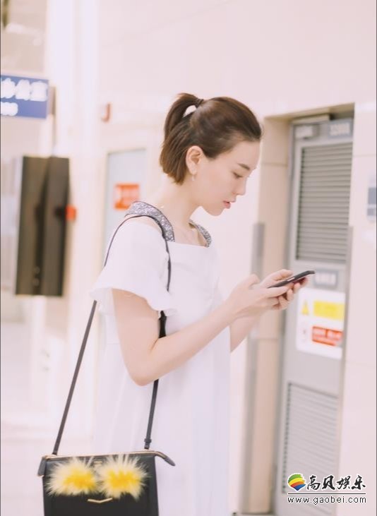 吕佳容连衣短裙现身机场：去掉华丽服饰随意扎起小马尾，平添青春气息