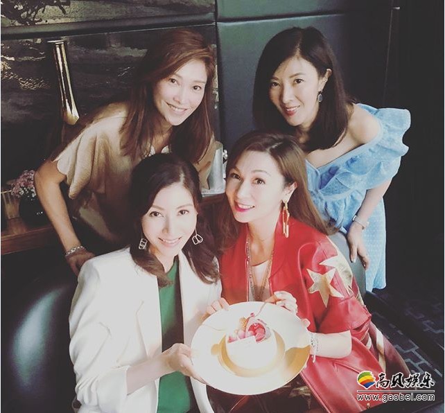 李嘉欣提前和好友庆生：年近半百身材脸庞都保养得宜，完全看不出年纪
