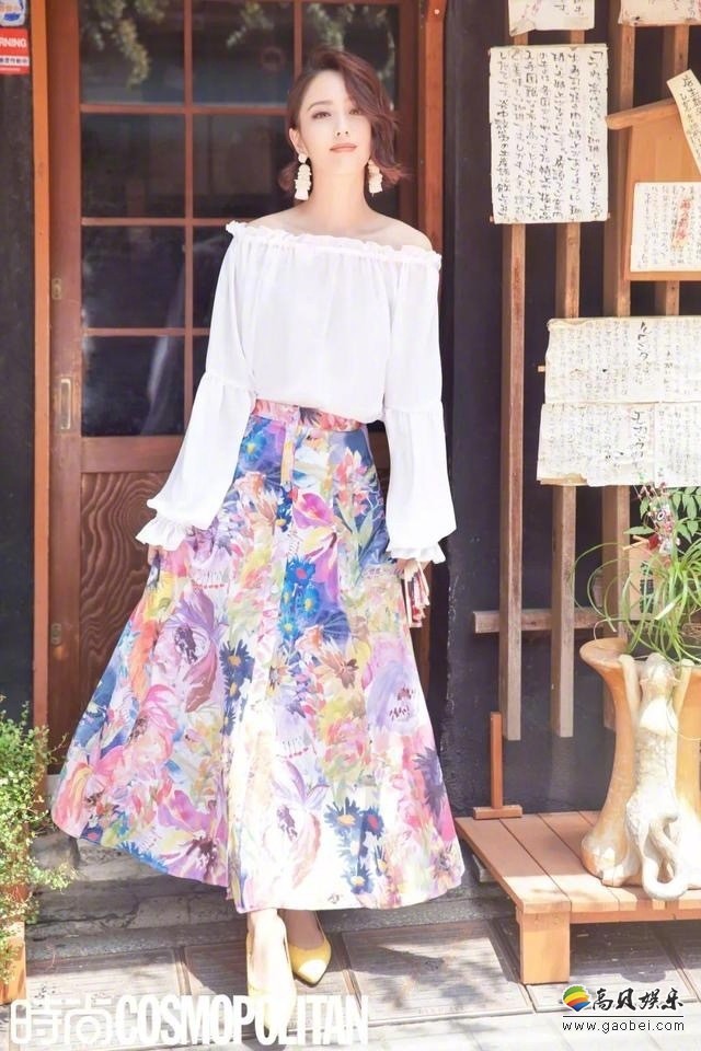佟丽娅杂志时尚写真照：丫丫裙装出镜，清新甜笑可人！回眸一笑百媚生