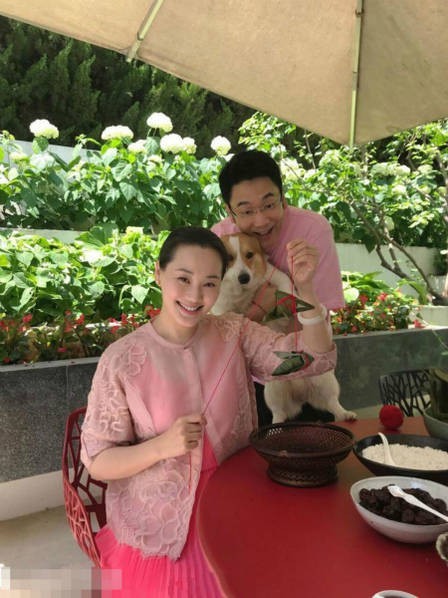林依轮晒出家庭聚会照：与娇妻和妈妈包粽子，一家人温馨甜蜜幸福满满