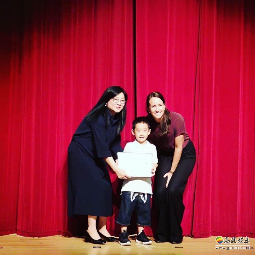 工作室微博晒出Jasper幼儿园毕业照：Jasper与同学们唱歌跳舞拉小提琴