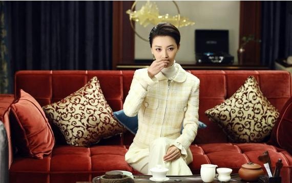 《像我们一样年轻》热播：杨菲洋出演美女BOSS庄妮气场强大走路带风