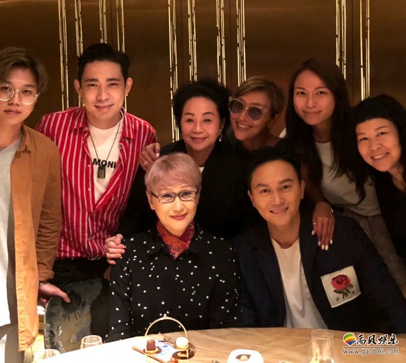 张智霖表姐晒出照片：他们一家人参加张智霖主演的新片首映礼留下合影