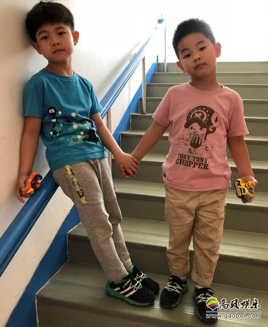 胡可晒出安吉、小鱼儿与小伙伴玩耍的萌照：简直就是儿童版“流星花园”