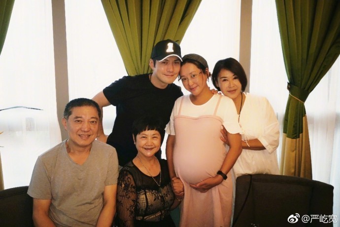 严屹宽晒出全家总动员为妈妈庆生照片：妻子杜若溪大肚如箩，模样憔悴
