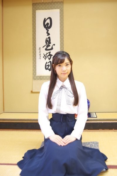 美女棋士竹俣红COS《Fate》系列SABER参加比赛：“棋士王”气势十足